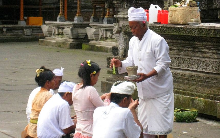 bénédiction prêtre bali