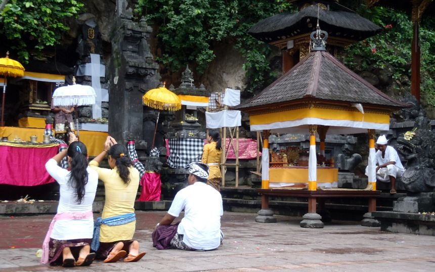 temple goa lawah bali